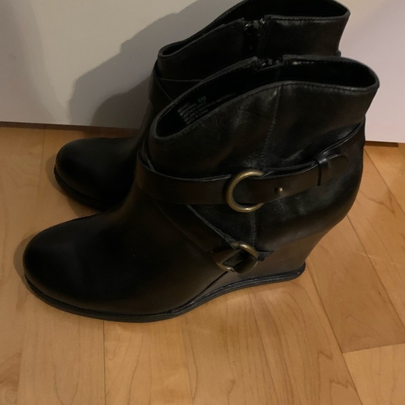 Me Too Women's Breanna Ankle Boots Black Wedge Heel Side Zip Buckle Leather 8 - Picture 5 of 8